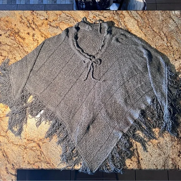 BELLA BERRY AGRAY NITTED PONCHO - Picture 4 of 7